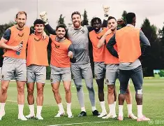 开云体育手机客户端下载-包含今夜体能课后，夏洛特黄蜂再遭质疑备战欧冠，球迷炸锅，轮换策略成焦点的词条